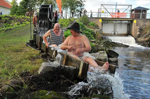 Två män badar i vattenränna.