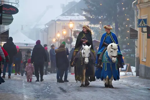 Riddare till häst på Kapellgatan i Arboga under Julmarknad.